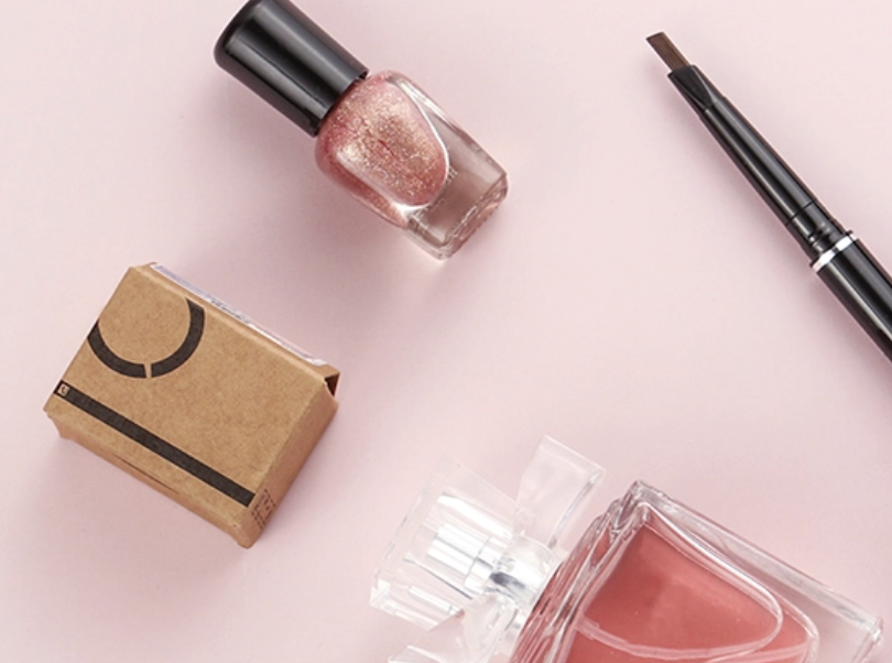 Quais são os cuidados na seleção de materiais para embalagens de cosméticos?